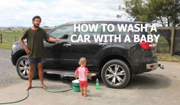 Ένας πατέρας βάζει την μικρή του κόρη να πλύνει το αυτοκίνητο – Το αποτέλεσμα; Ξεκαρδιστικό (βίντεο)